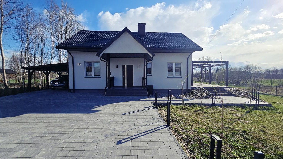 Strawczynek, dom z poddaszem i działką 1200 m²