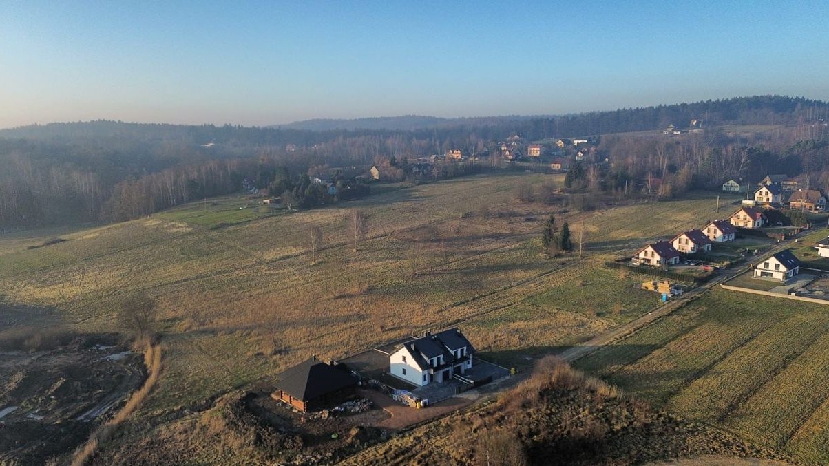 Dom jednorodzinny z ogrodem w zabudowie bliźniaczej. Stan deweloperski