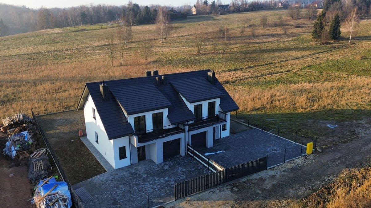 Dom jednorodzinny z ogrodem w zabudowie bliźniaczej. Stan deweloperski