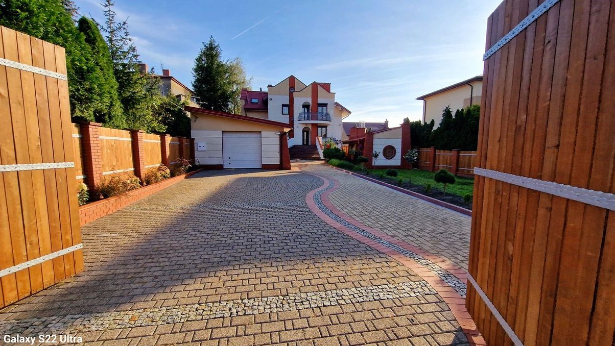 Przestronny dom z ogrodem i garażem