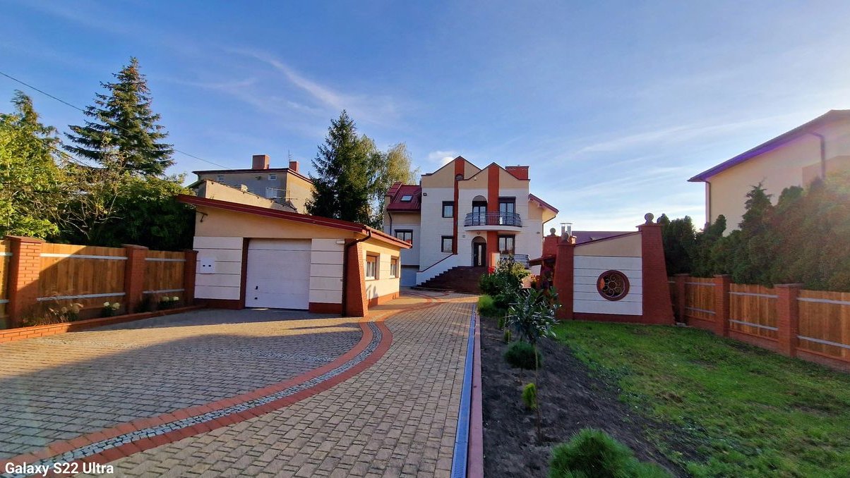 Przestronny dom z ogrodem i garażem