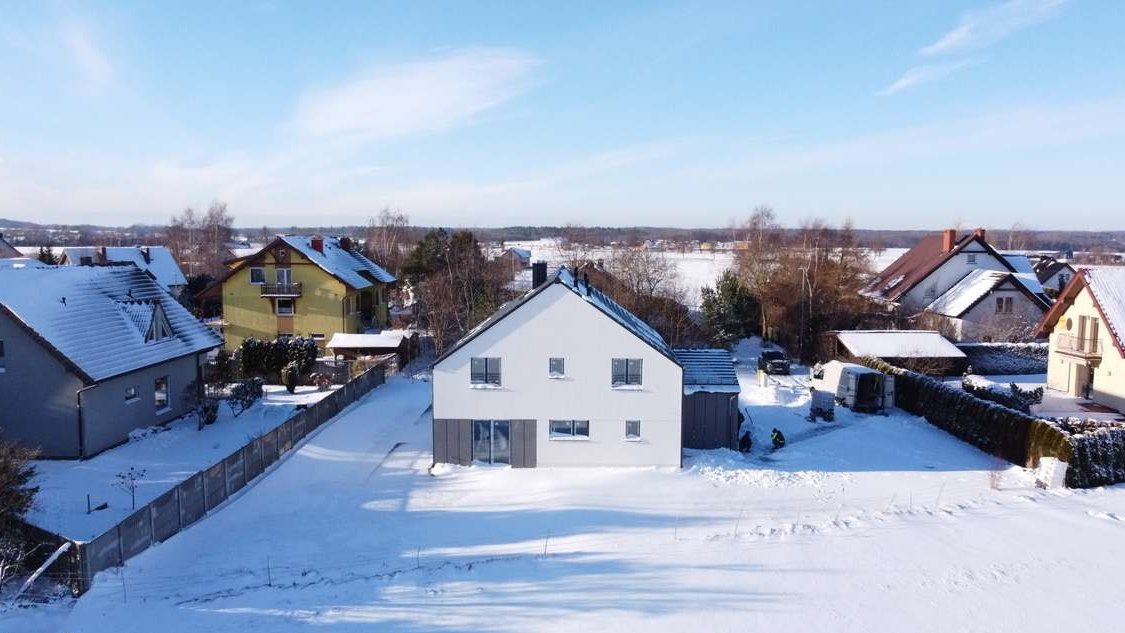 Nowoczesny bliźniak z pompą ciepła, kominkiem i 2 strychami!