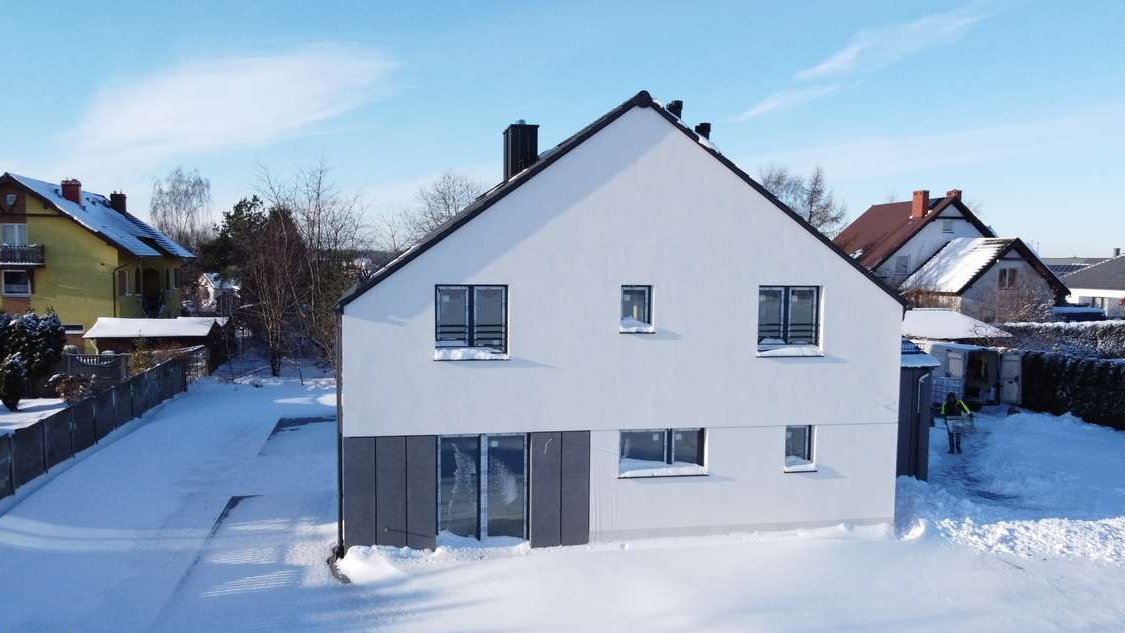 Nowoczesny bliźniak z pompą ciepła, kominkiem i 2 strychami!