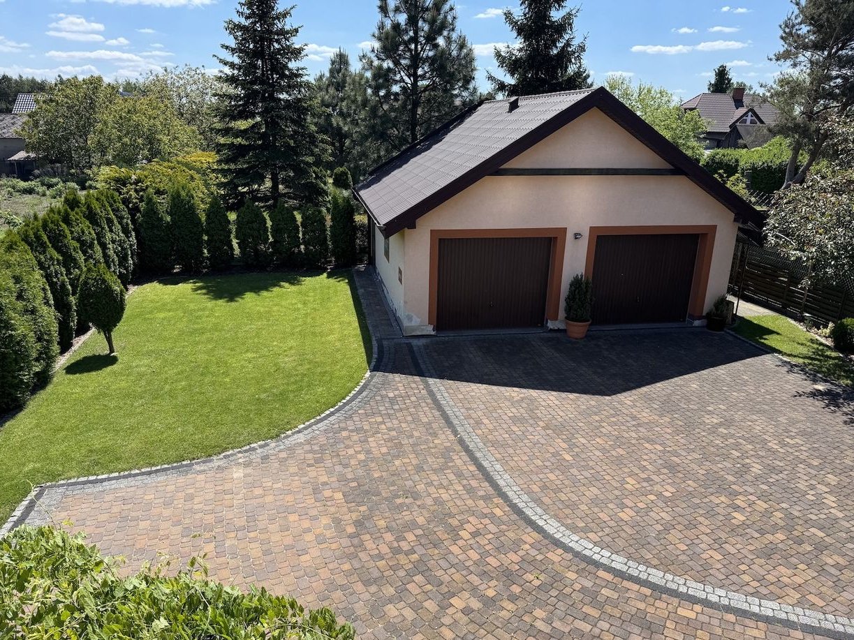 Zamieszkaj od ręki w wygodnym domu z podwójnym garażem.
