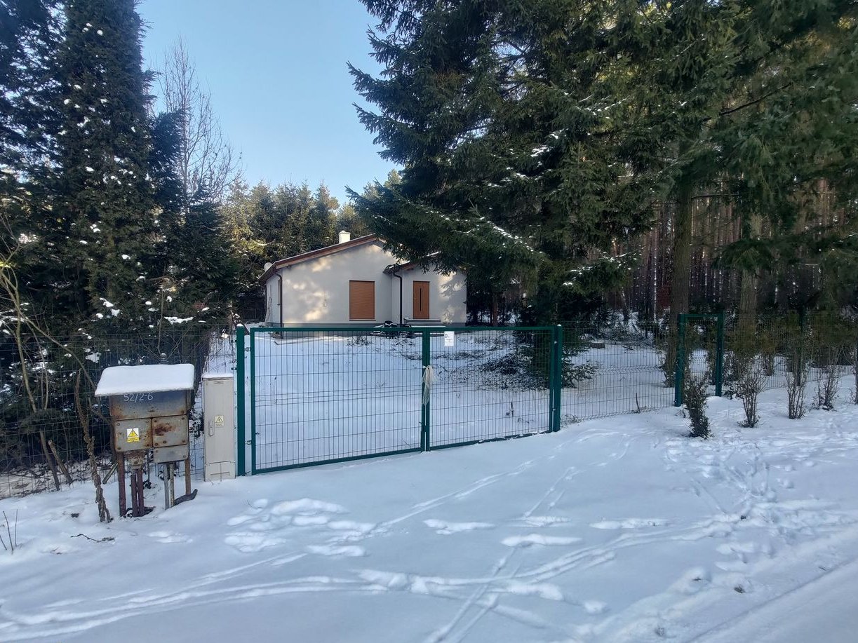 Dom w lesie, nad jeziorem Sławica