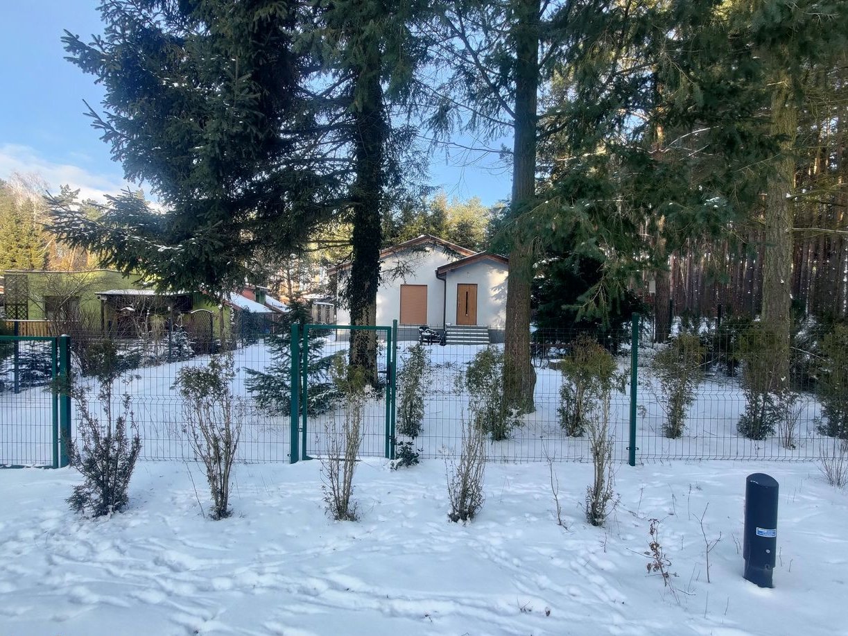 Dom w lesie, nad jeziorem Sławica