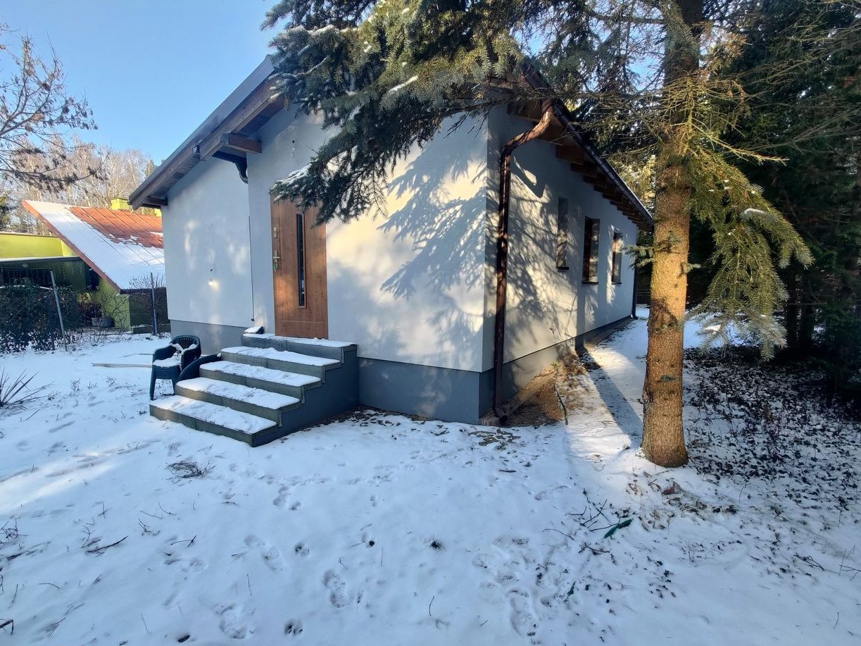 Dom w lesie, nad jeziorem Sławica