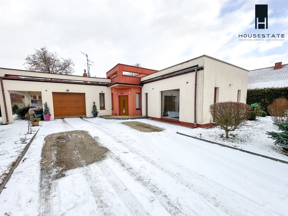 Dom parterowy z 2014 r. z zadbanym ogrodem