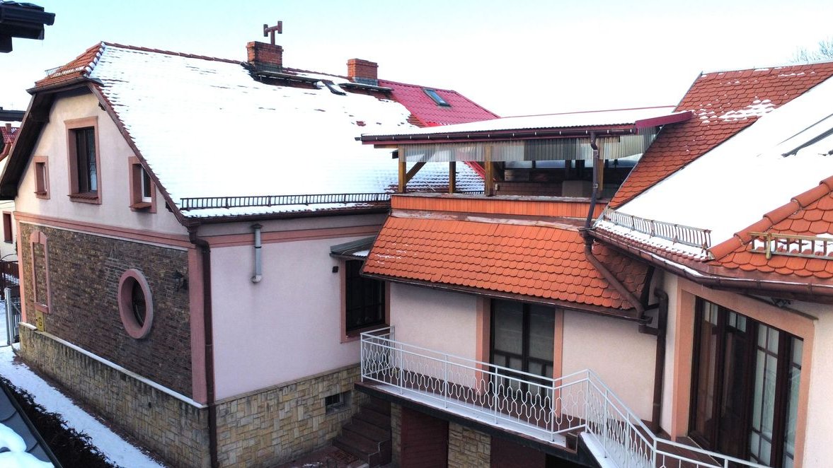 NIETUZINKOWY DOM Z MOŻLIWOŚCIĄ PODZAŁU NADAJĄCY SIĘ NA SIEDZIBĘ FIRMY.