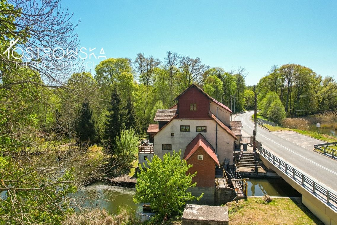 Budynek/Na wyspie/szlak Krutyni/hotelowo-restaurac