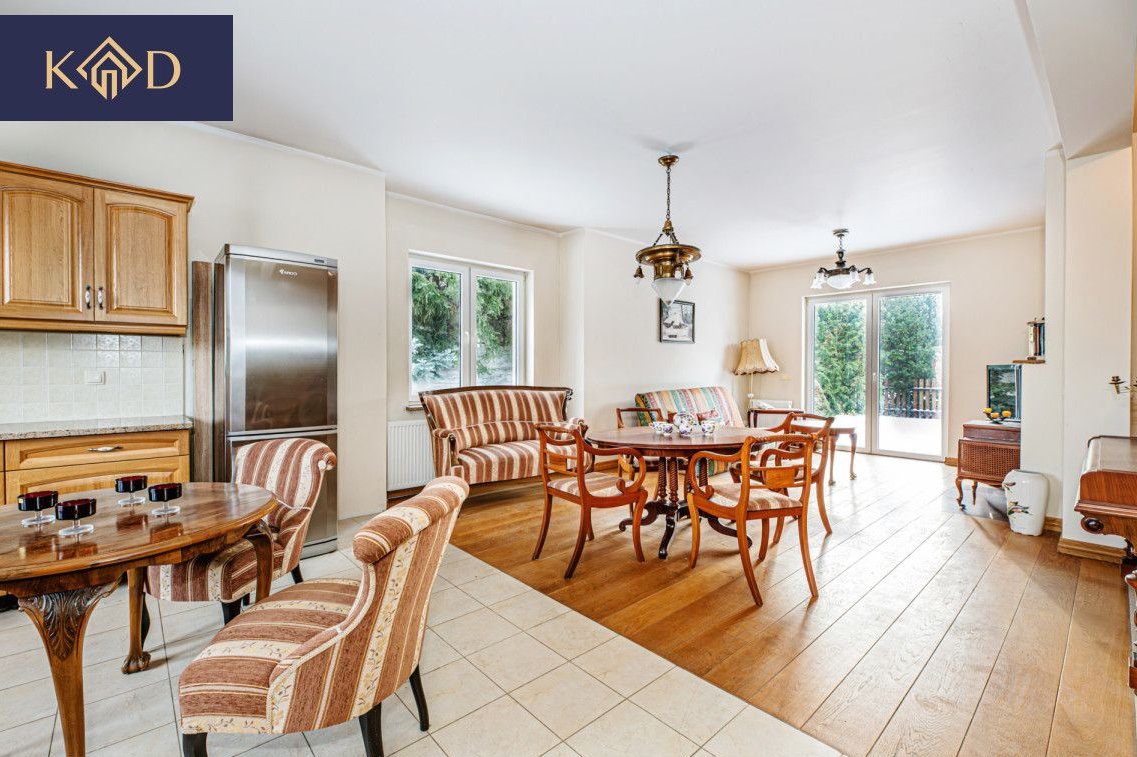 Dom przy ścianie lasu