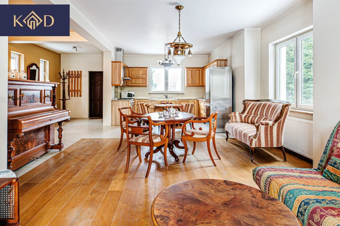 Dom przy ścianie lasu