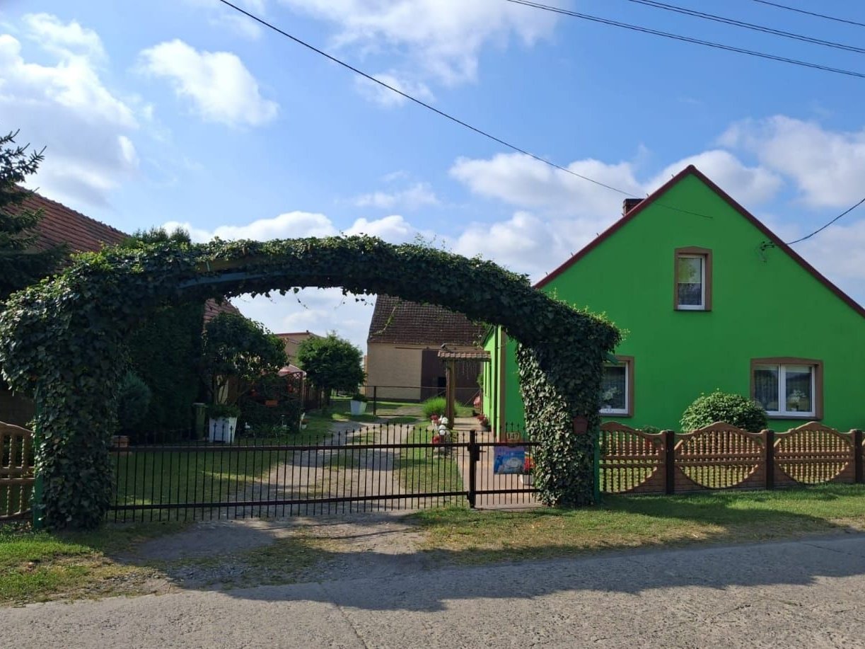 Dom z garażami i ogrodem.