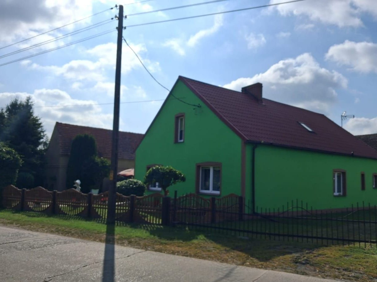 Dom z garażami i ogrodem.