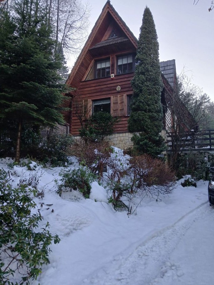 Wolnostojący dom w spokojnej wsi z garażem i dużą działką