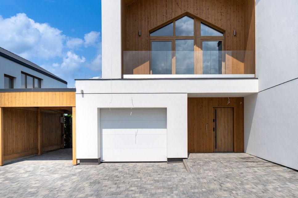 Dom z podwójną ścianą, pompa ciepła, trzy łazienki, antresola