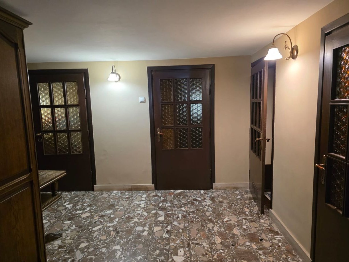 Dom z zakładem produkcyjnym Centrum