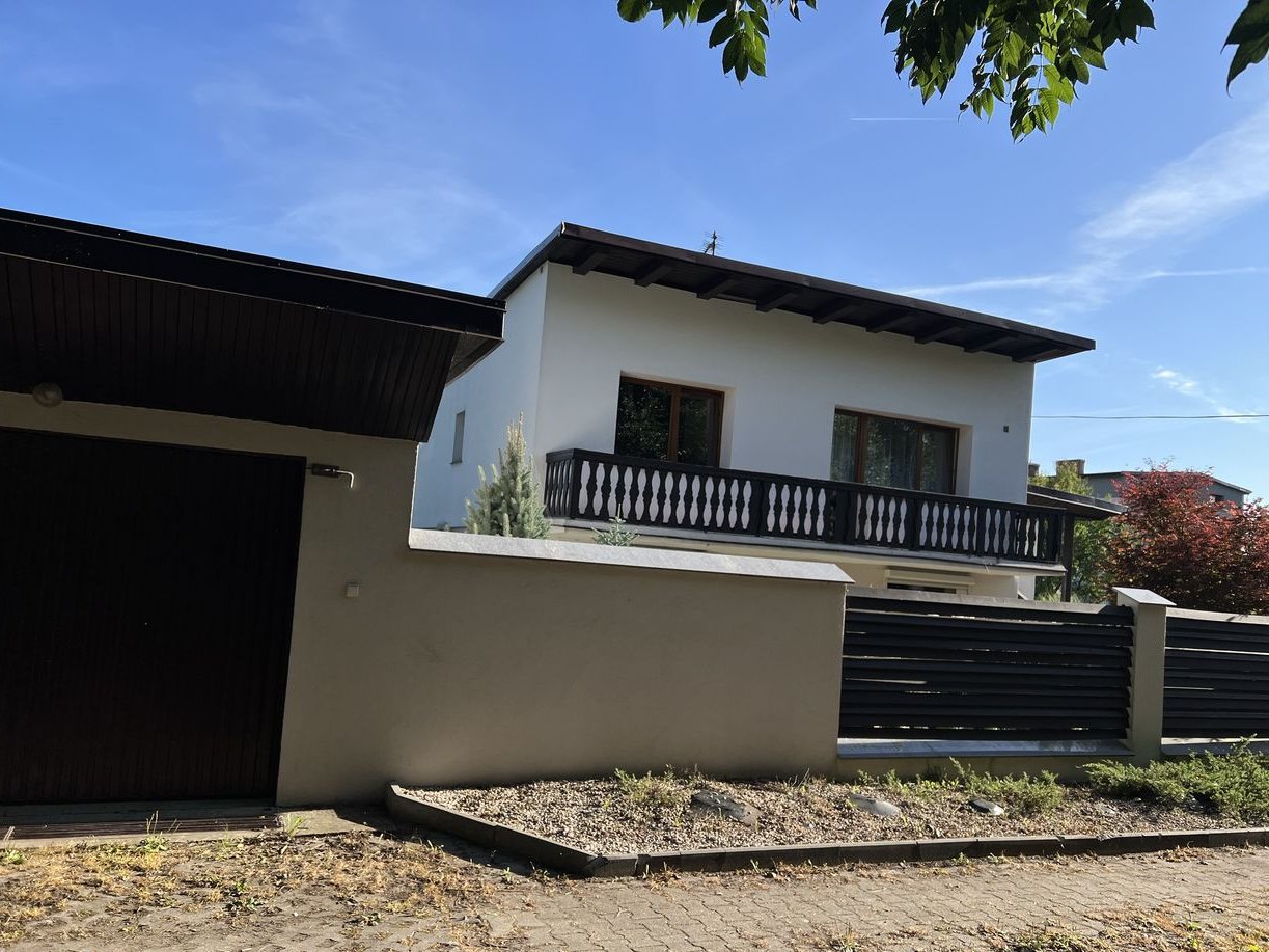 Klimatyczny dom z pięknym ogrodem plus 2 garaże