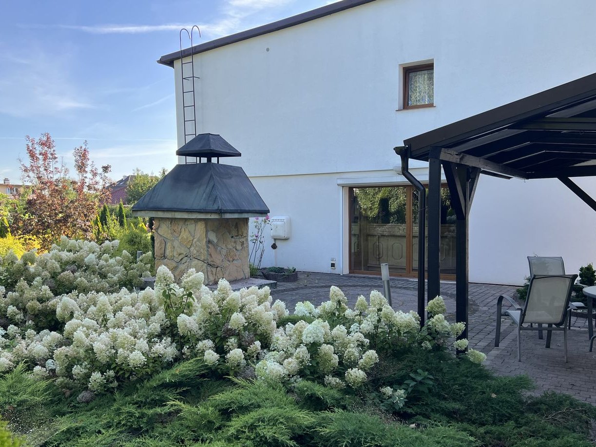 Klimatyczny dom z pięknym ogrodem plus 2 garaże