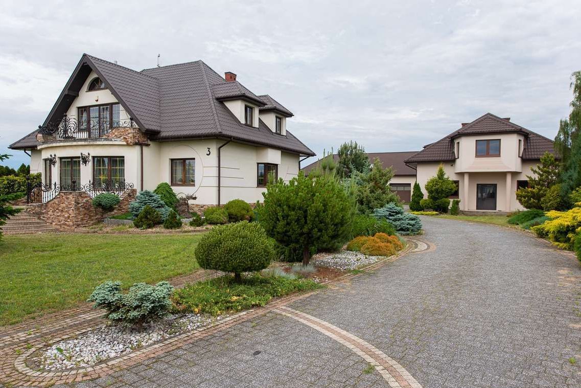 Dom z budynkiem produkcyjno-magazynowym