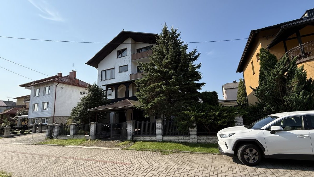 Duży dom na sprzedaż z budynkiem gospodarczym