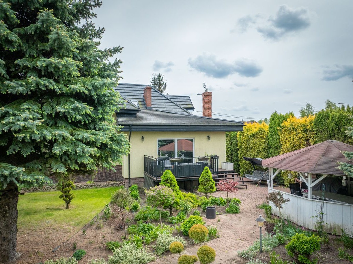 Dom z dwoma garażami na dużej i pięknej działce, bez prowizji