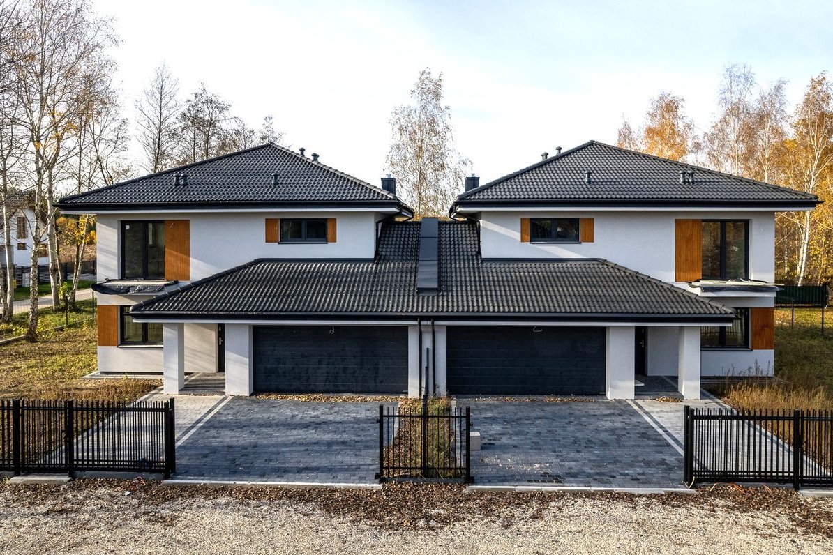 Duży bliźniak łączony 2-stan. garażem, niedaleko szkoła oraz trasy S7