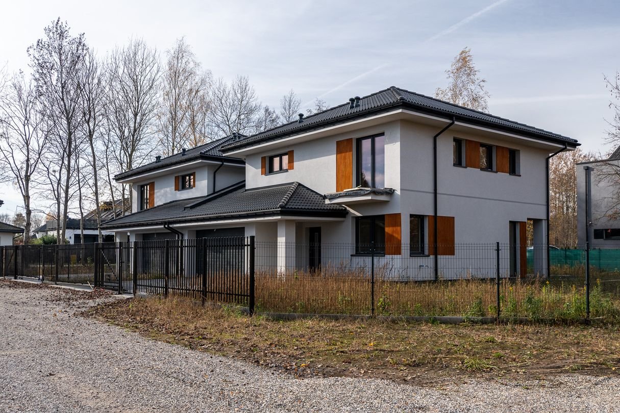 Duży bliźniak łączony 2-stan. garażem, niedaleko szkoła oraz trasy S7