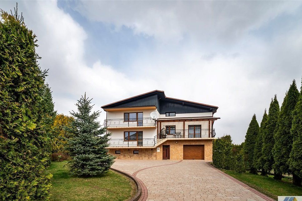 Dom z ogrodem i garażem gotowy do zamieszkania