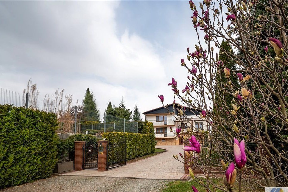 Dom z ogrodem i garażem gotowy do zamieszkania