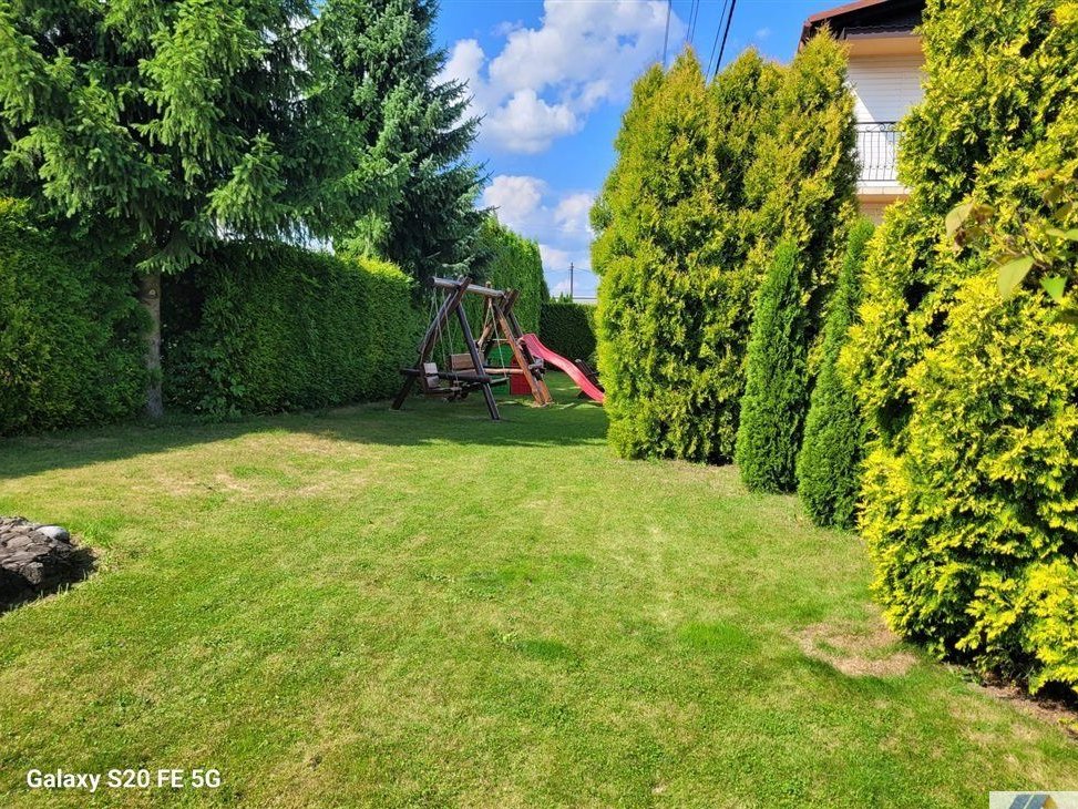 Dom z ogrodem i garażem gotowy do zamieszkania