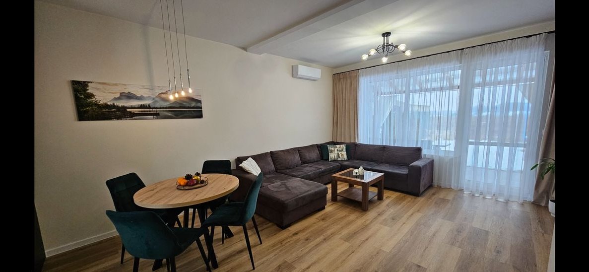 Nowoczesny dom w zabudowie szeregowej.