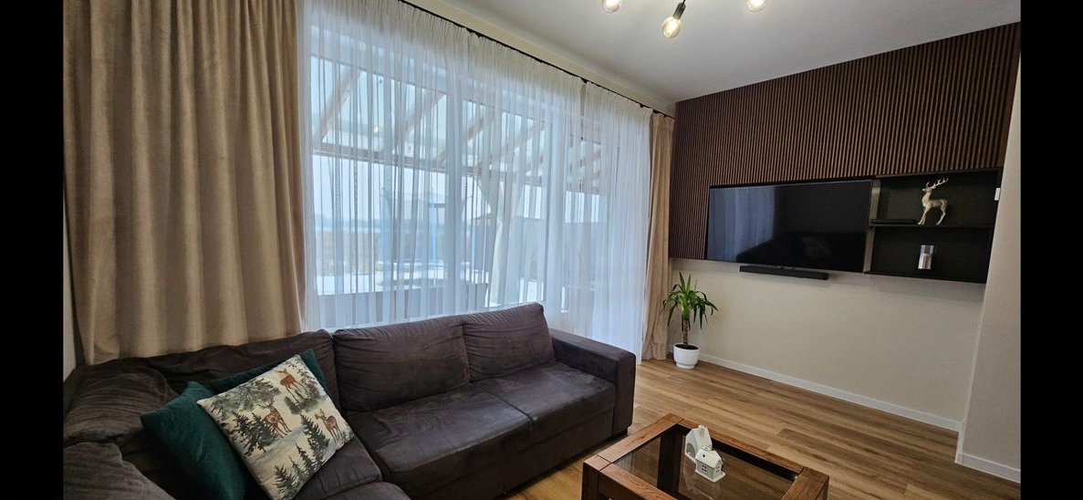 Nowoczesny dom w zabudowie szeregowej.