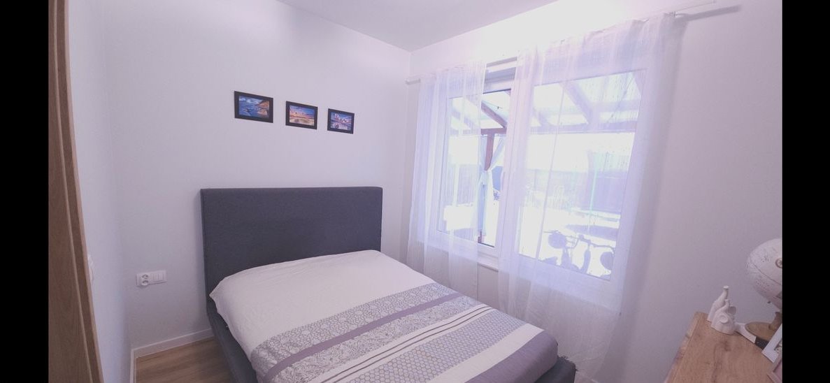 Nowoczesny dom w zabudowie szeregowej.