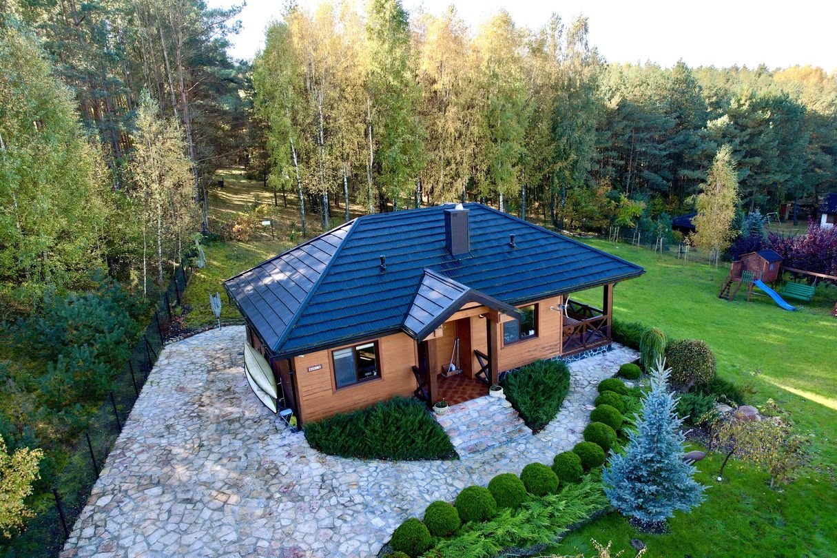 Dom nad jeziorem, panele fotowoltaiczne, prywatny pomost