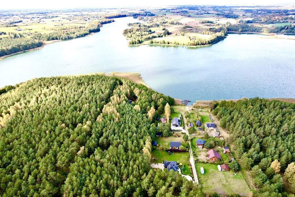 Dom nad jeziorem, panele fotowoltaiczne, prywatny pomost