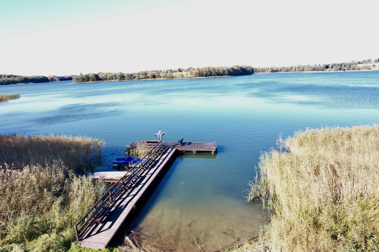 Dom nad jeziorem, panele fotowoltaiczne, prywatny pomost