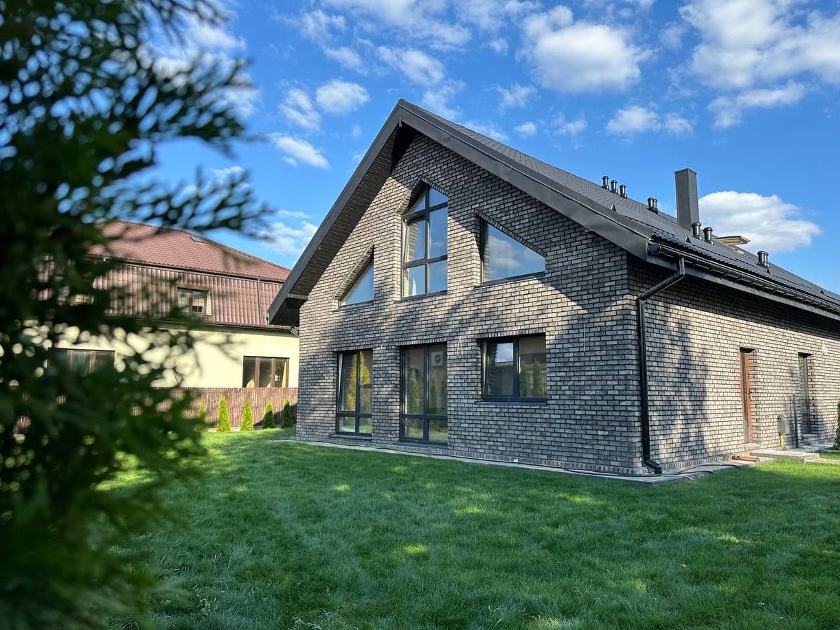 Piętrowy Bawarski bliźniak z własnym ogródkiem