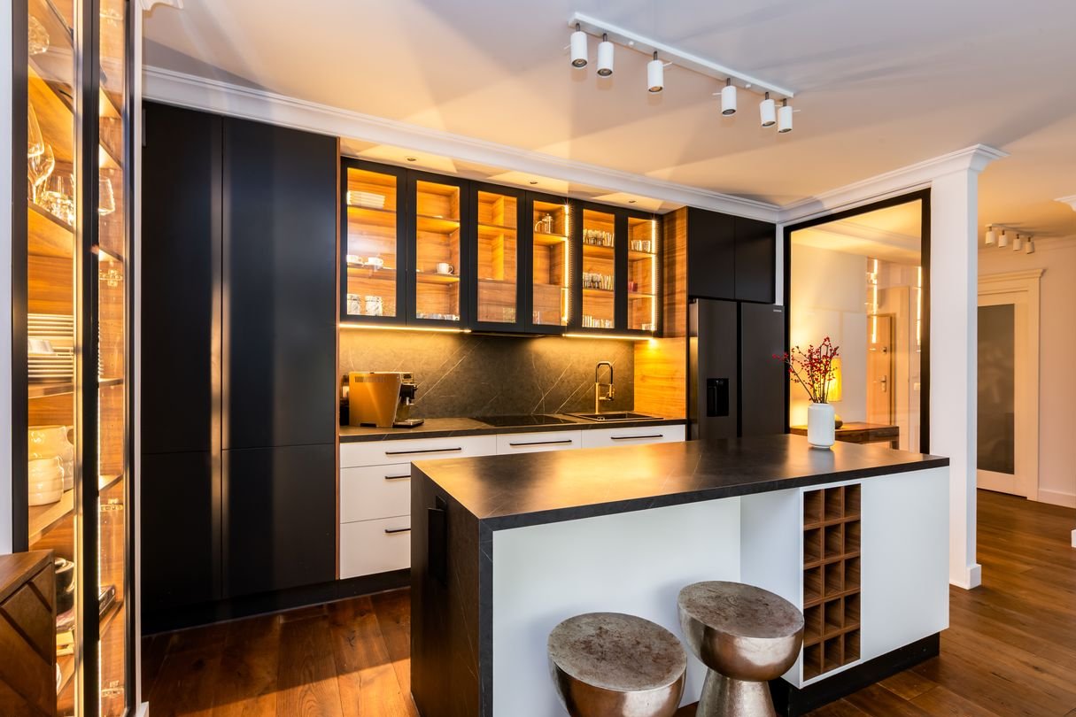 WIDOK NA LAS! Prywatny ogród 142 m2 | x2 GARAŻ i x2 Komórki !