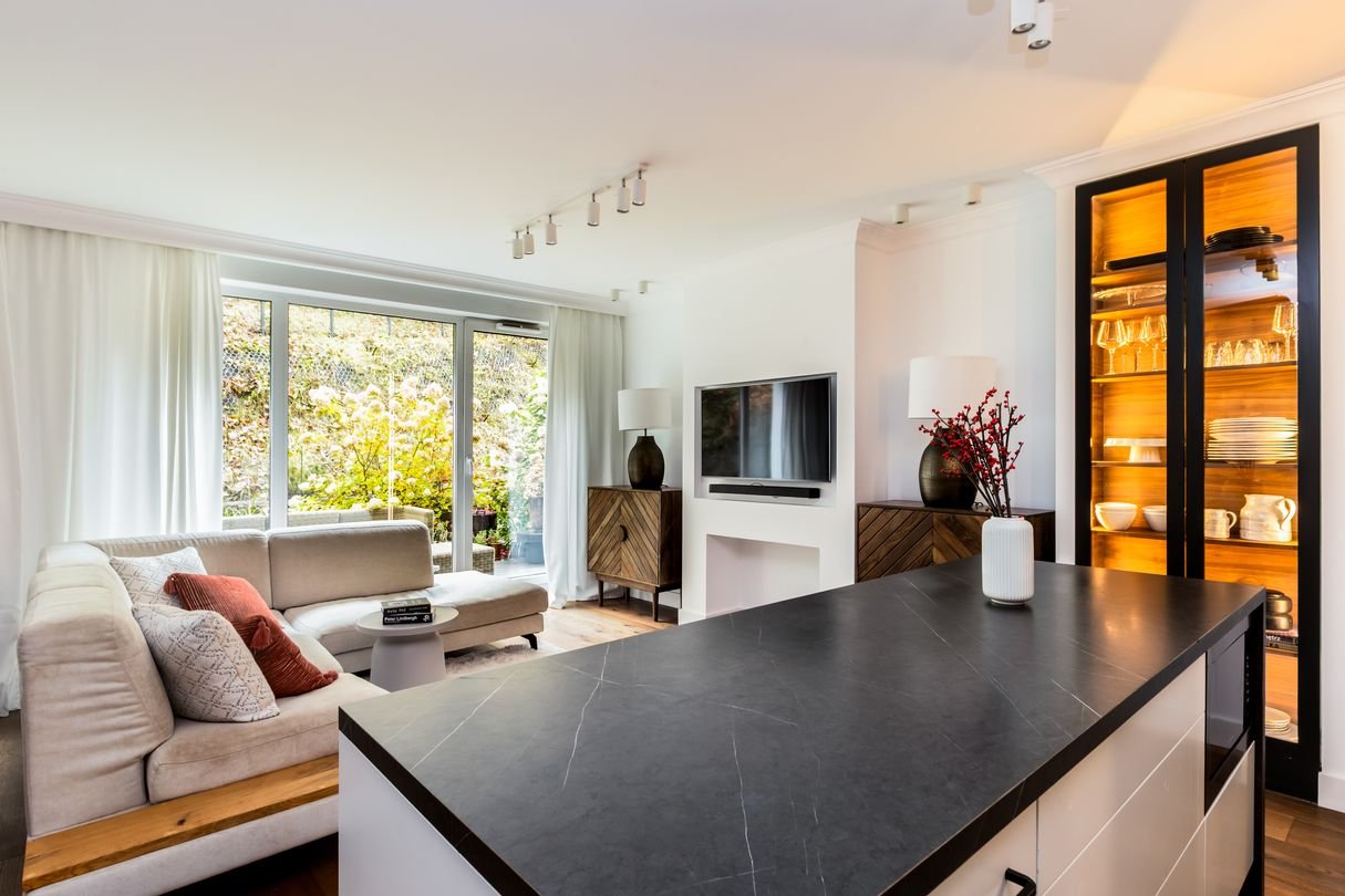 WIDOK NA LAS! Prywatny ogród 142 m2 | x2 GARAŻ i x2 Komórki !