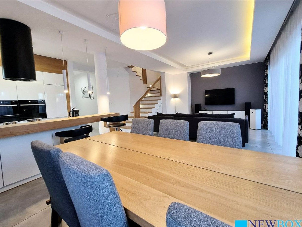 Nowoczesny dom dla rodziny, garaż, wiata, Stradom