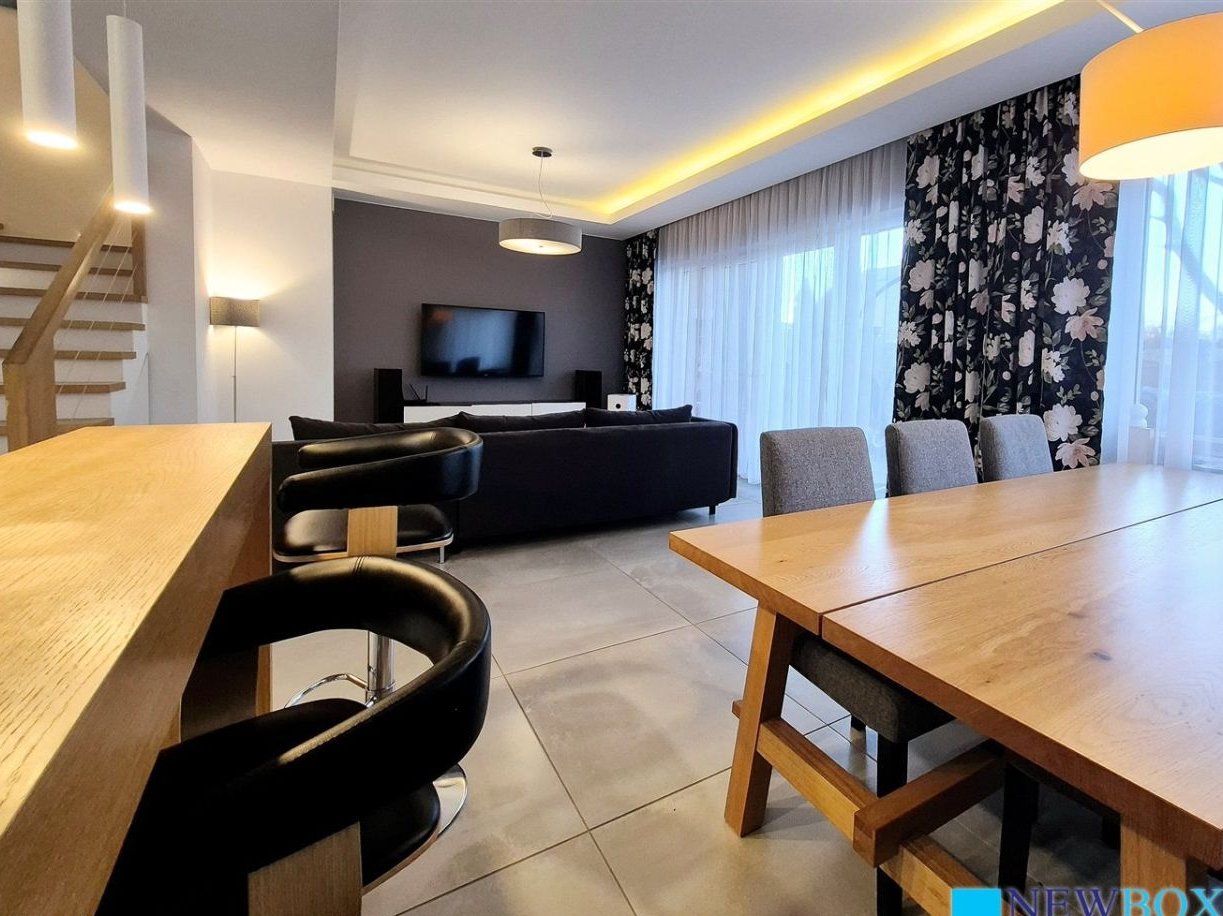 Nowoczesny dom dla rodziny, garaż, wiata, Stradom