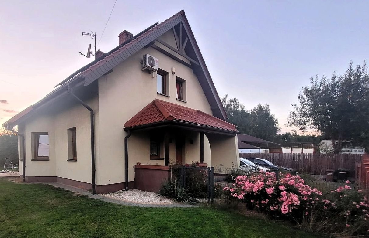 Dom z garażem 179m2, 1256m2 działka, Klimatyzowany. Fotowoltaika.