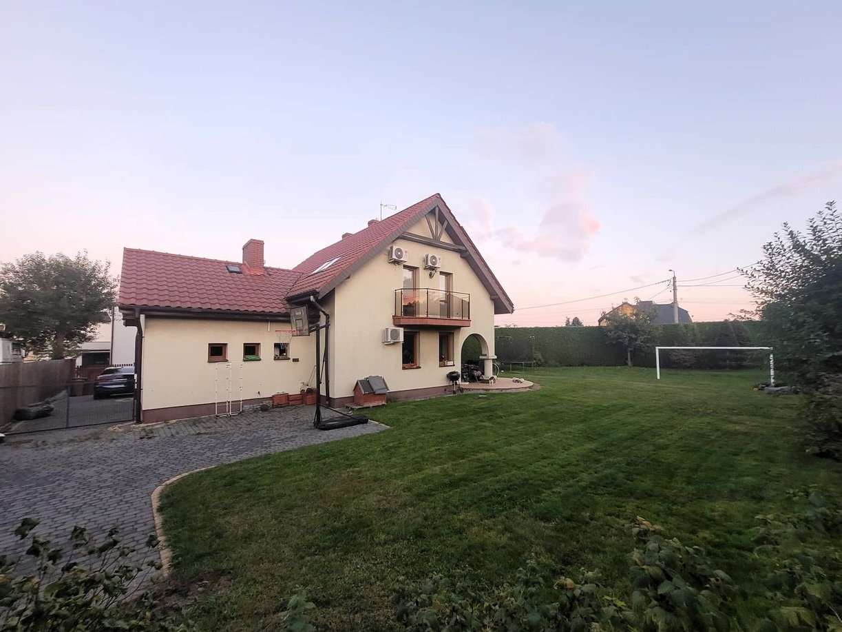 Dom z garażem 179m2, 1256m2 działka, Klimatyzowany. Fotowoltaika.