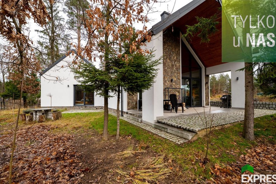 Dom parterowy otulony zielenią -harmonia i spokój!