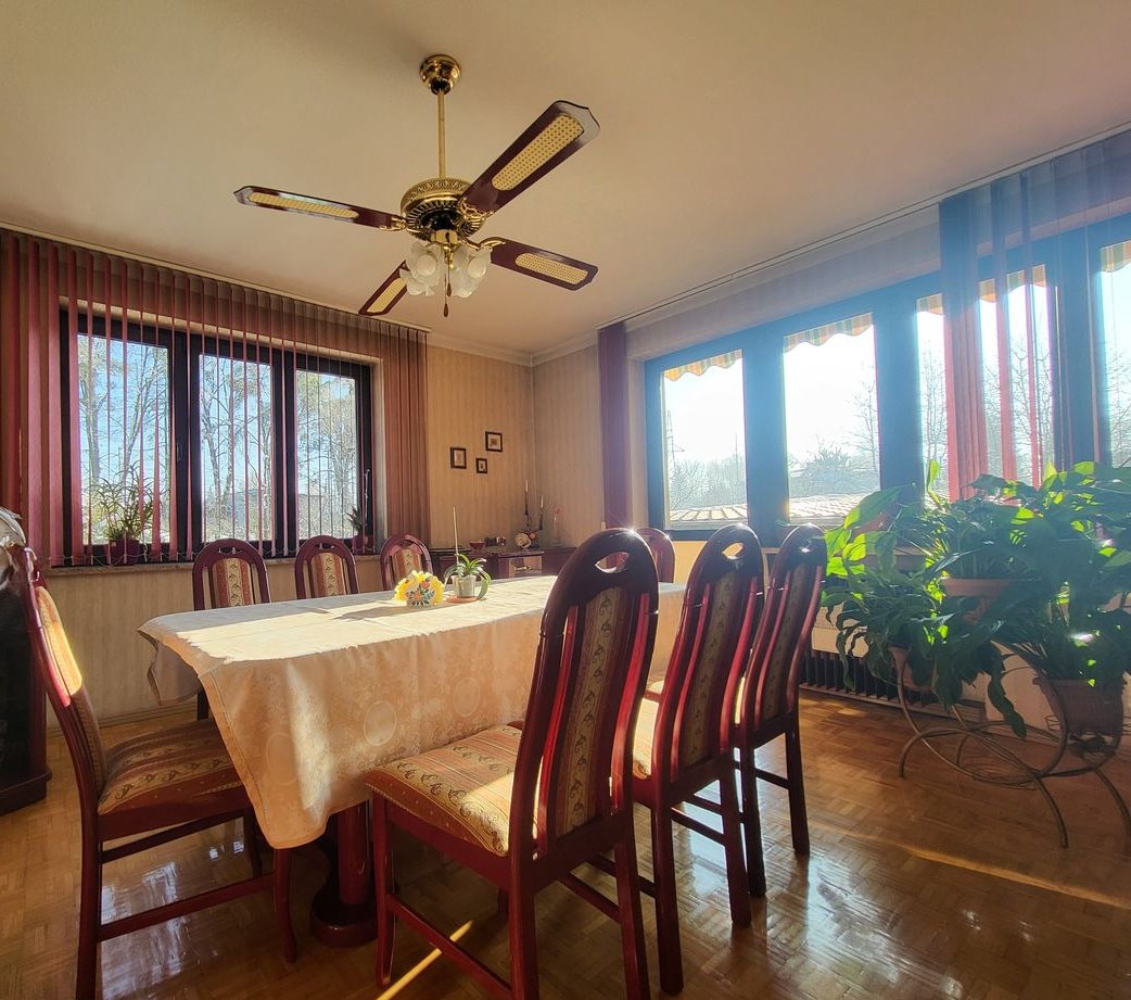 Przestronny dom z garażem i pomieszczeniami gospodarczymi