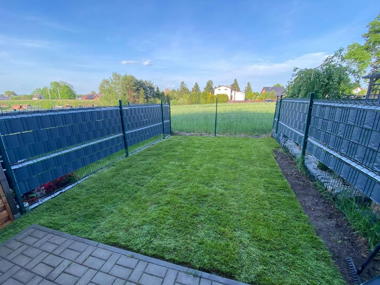 Dom w zabudowie szeregowej z ogródkiem