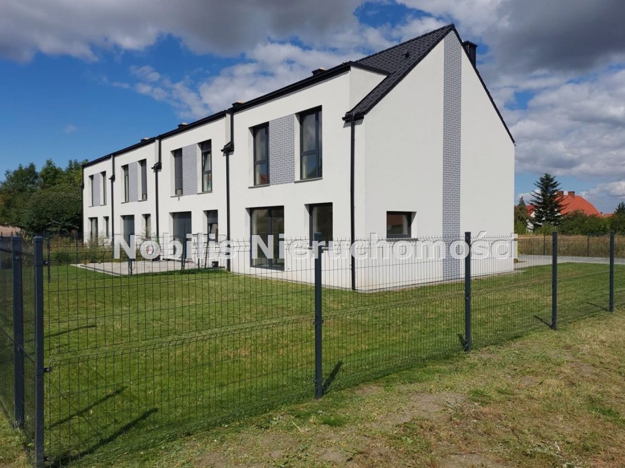 Pieszyce ul. Ogrodowa segment skrajny z ogródkiem