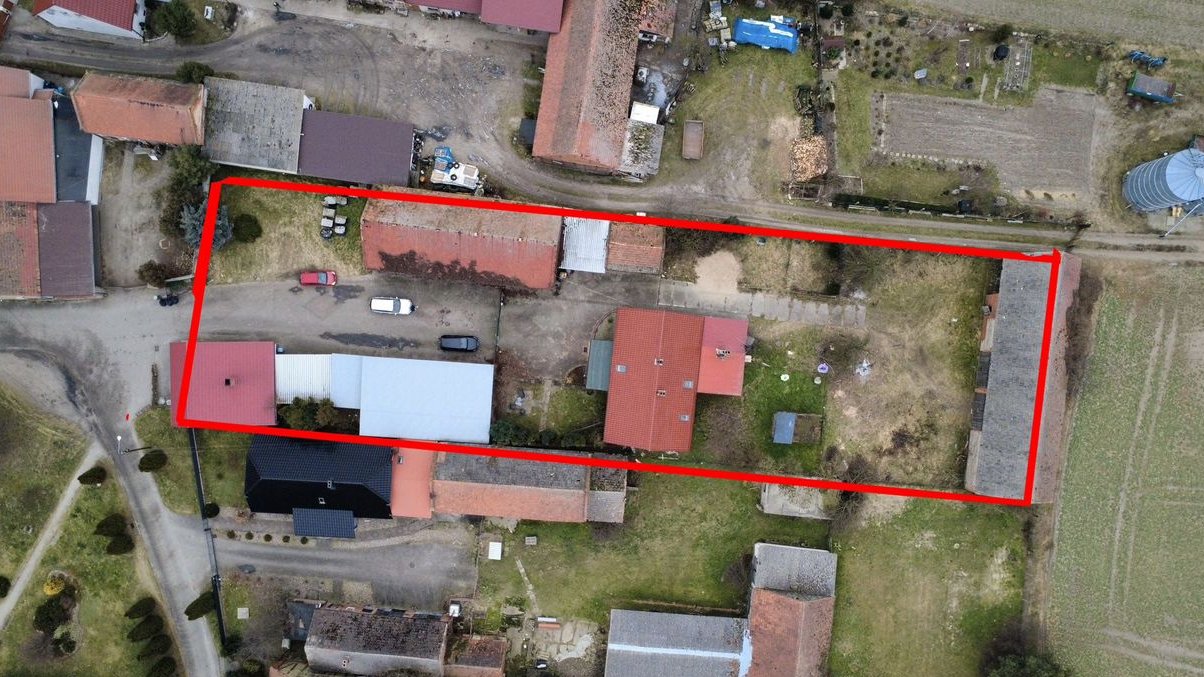 NOWA CENA! Dom na dużej działce i zabudowaniami gospodarczymi – 3436m²