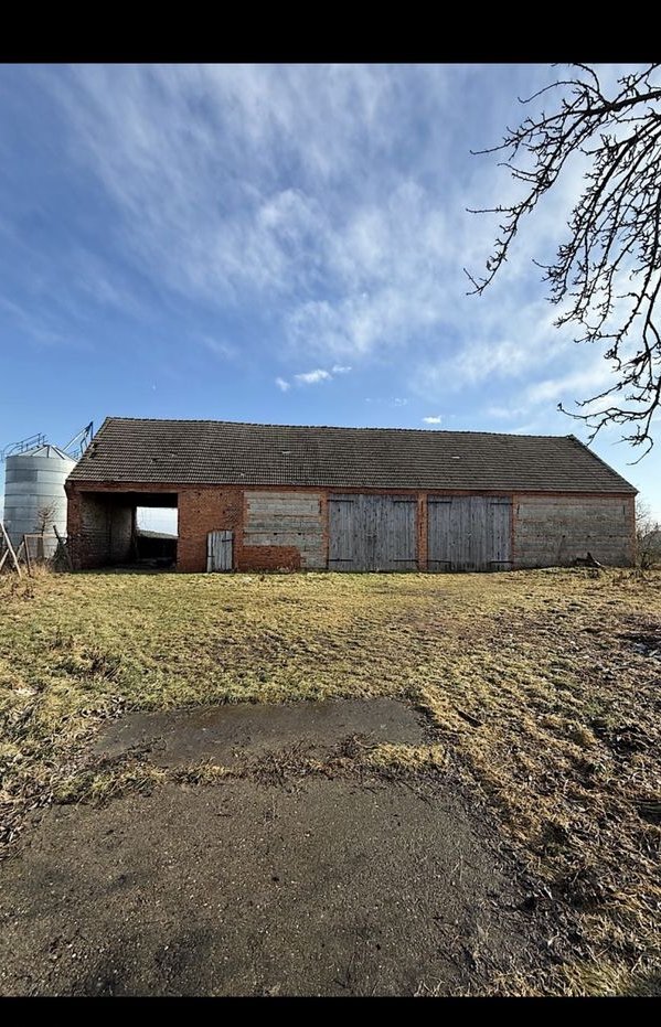 NOWA CENA! Dom na dużej działce i zabudowaniami gospodarczymi – 3436m²